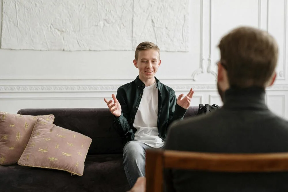 adolescente hablando con un profesional